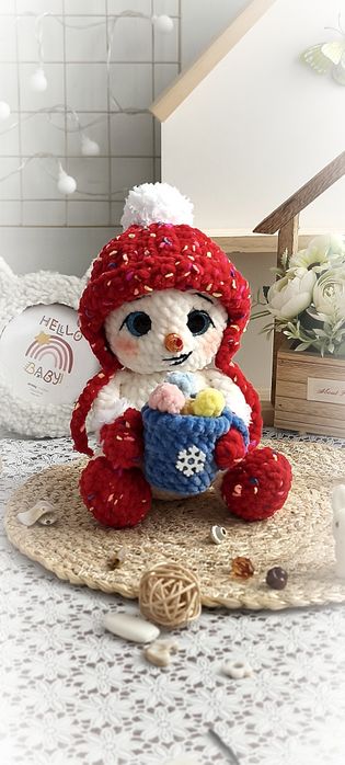 Bałwanek, bałwan świąteczny. Maskotka szydełkowa