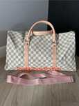 Nowa torba podróżna Louis Vuitton.