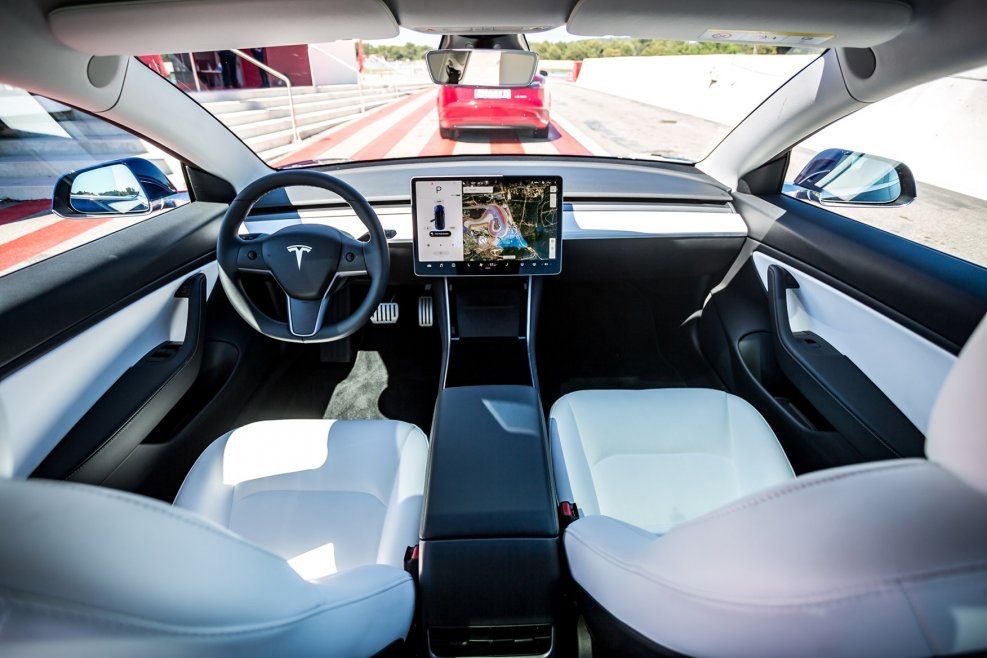 Продам Tesla model 3 , своя . Белый салон