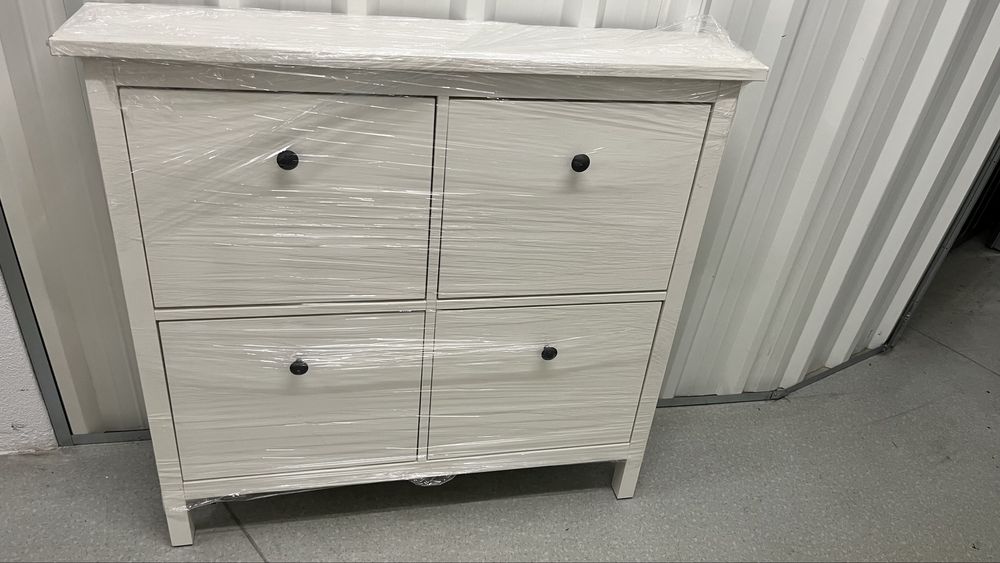 Sapateria branca com 4 compartimentos