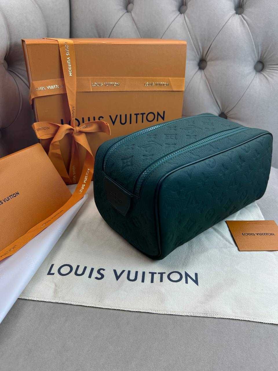 Зеленый несессер Louis Vuitton кожаная косметичка Луи Витон LV c870