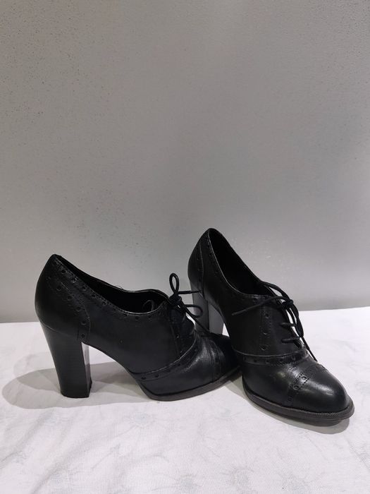 Czarne skórzane botki oksfordki sznurowane na obcasie słupku 38