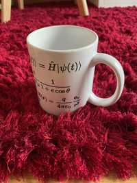 Caneca com fórmulas matemáticas de física