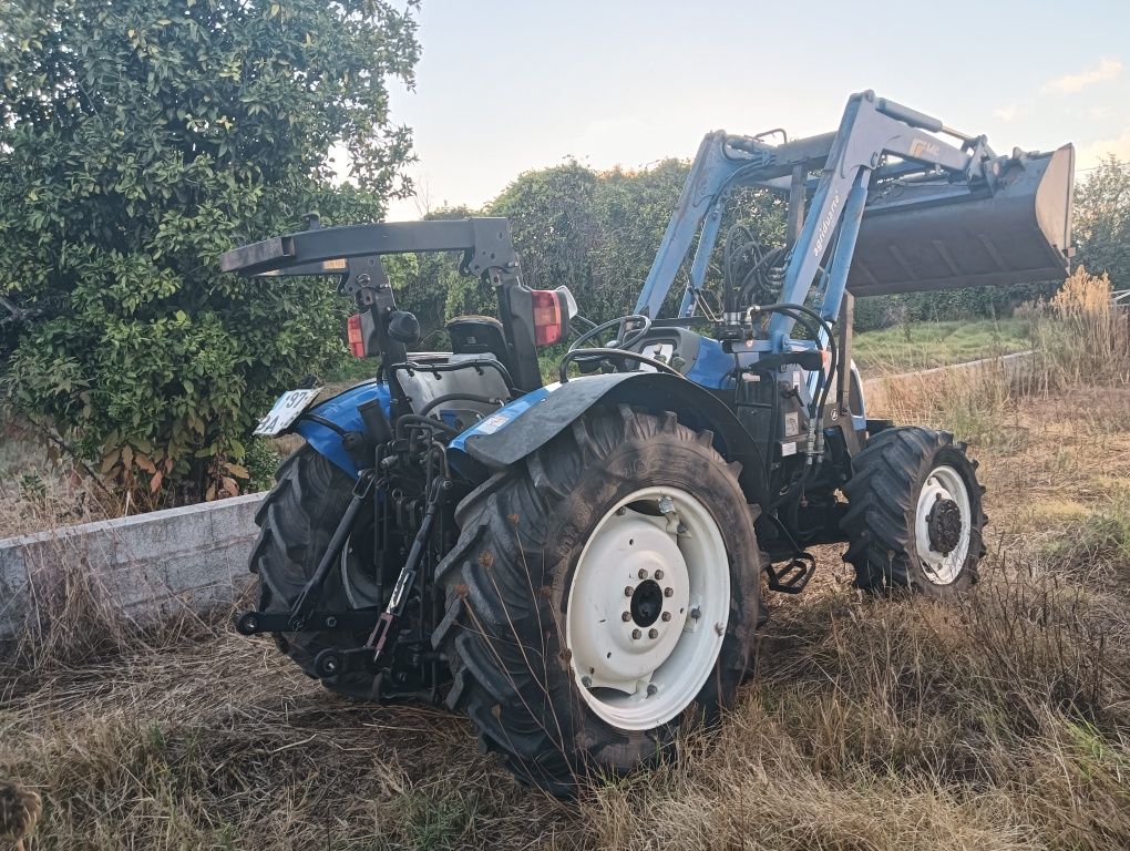 Trator New Holland c/carregador