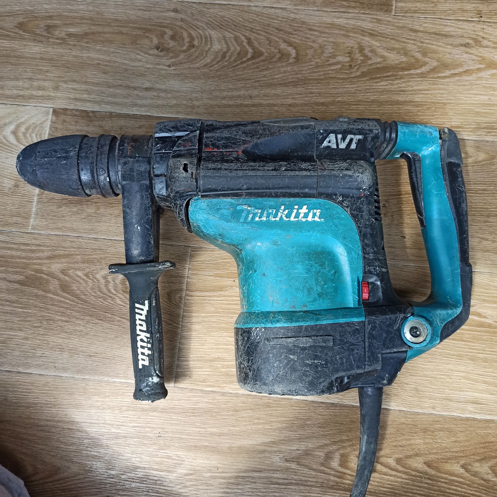 Młot udarowo obrotowy do kucia MAKITA HR4511C 9,4J 110V 1350W SDS-MAX