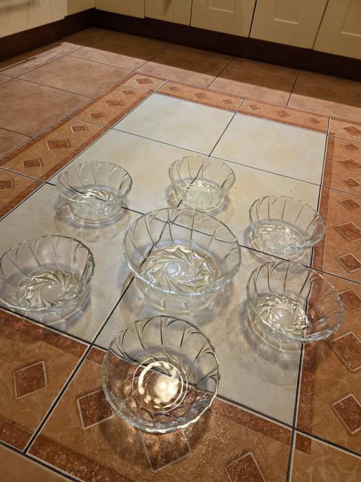 Miska i salaterki, szkło