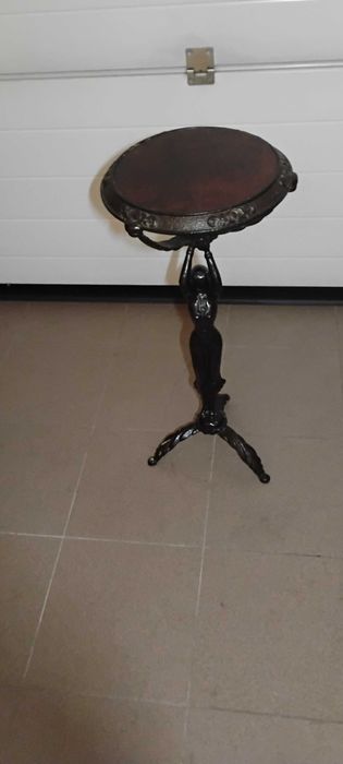 Sprzedam kwietnik stojący.