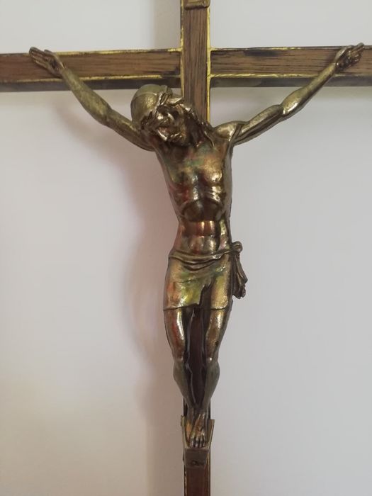 Vendo   crucifixo.