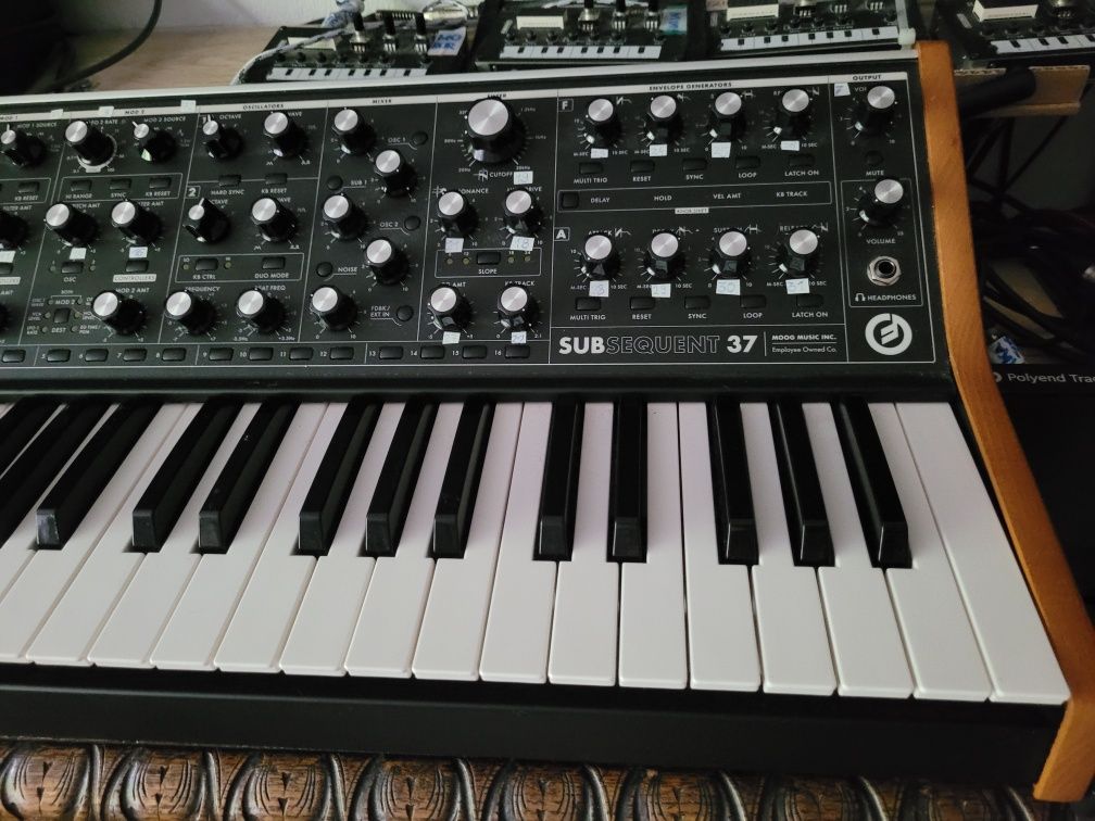 Moog subsequent 37 syntezator analogowy pełna implementacja midi