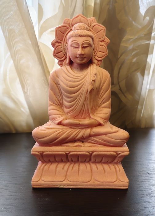 Статуетка Будда з рожевого каменю