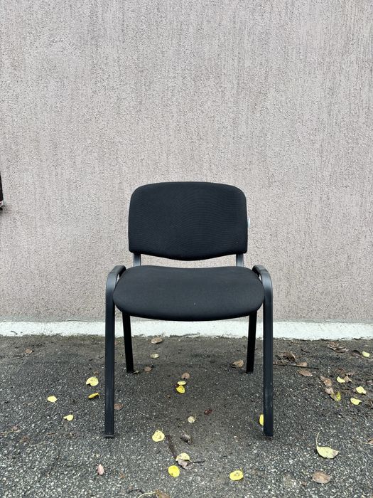 Офісні стільці на ніжках чорні