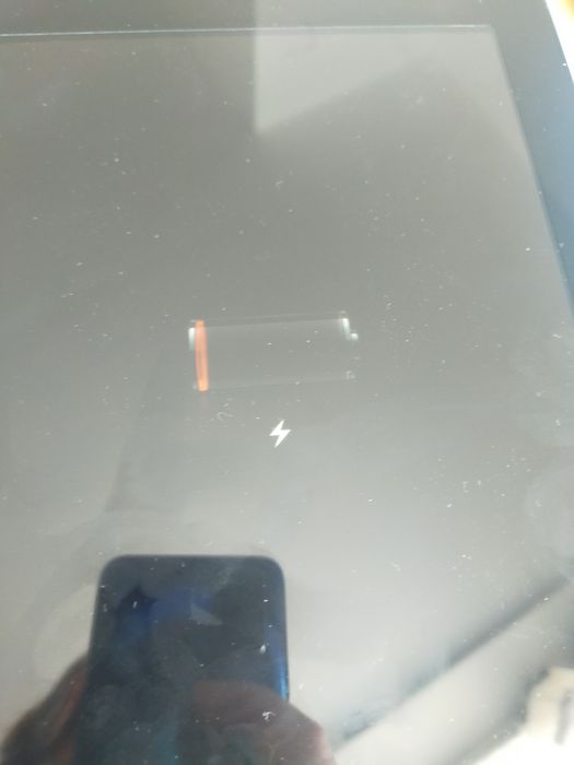 Tablet  iPad 1 ,iPhone używany. Nikomu już nie rezerwuje .