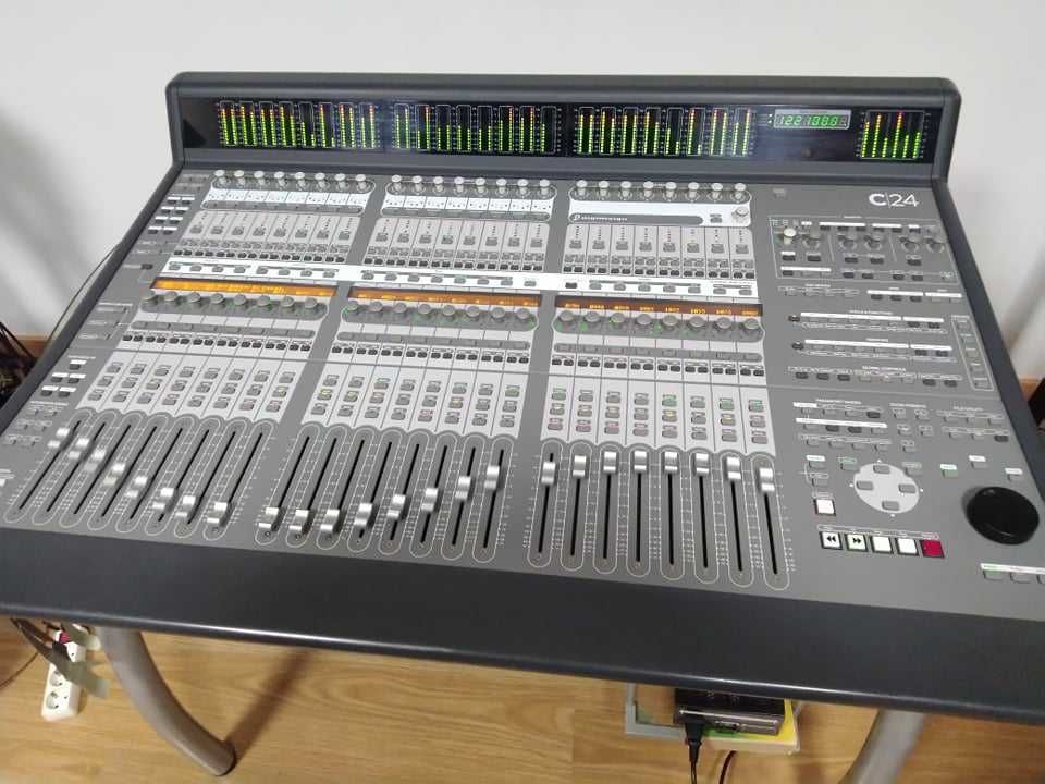 Avid C24 (Audio mixer e controladora)