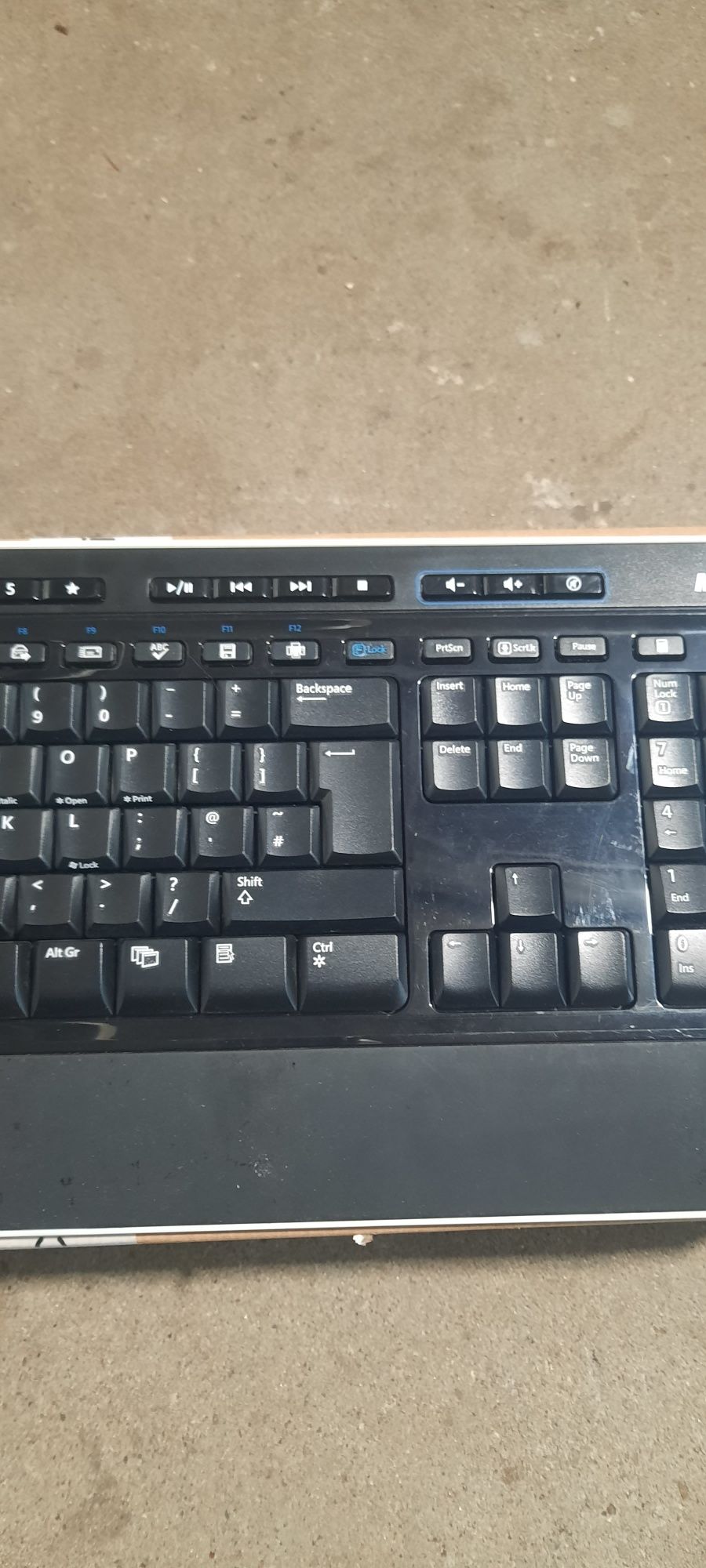 Klawiatura bezprzewodowa Microsoft niekompletna