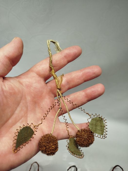 Елочные игрушки, смородина, вишня