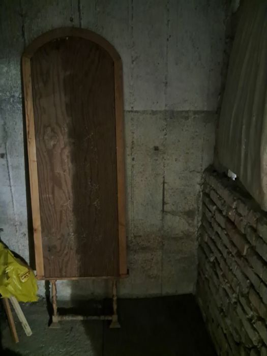 Lustro ścienne z drewnianą ramą