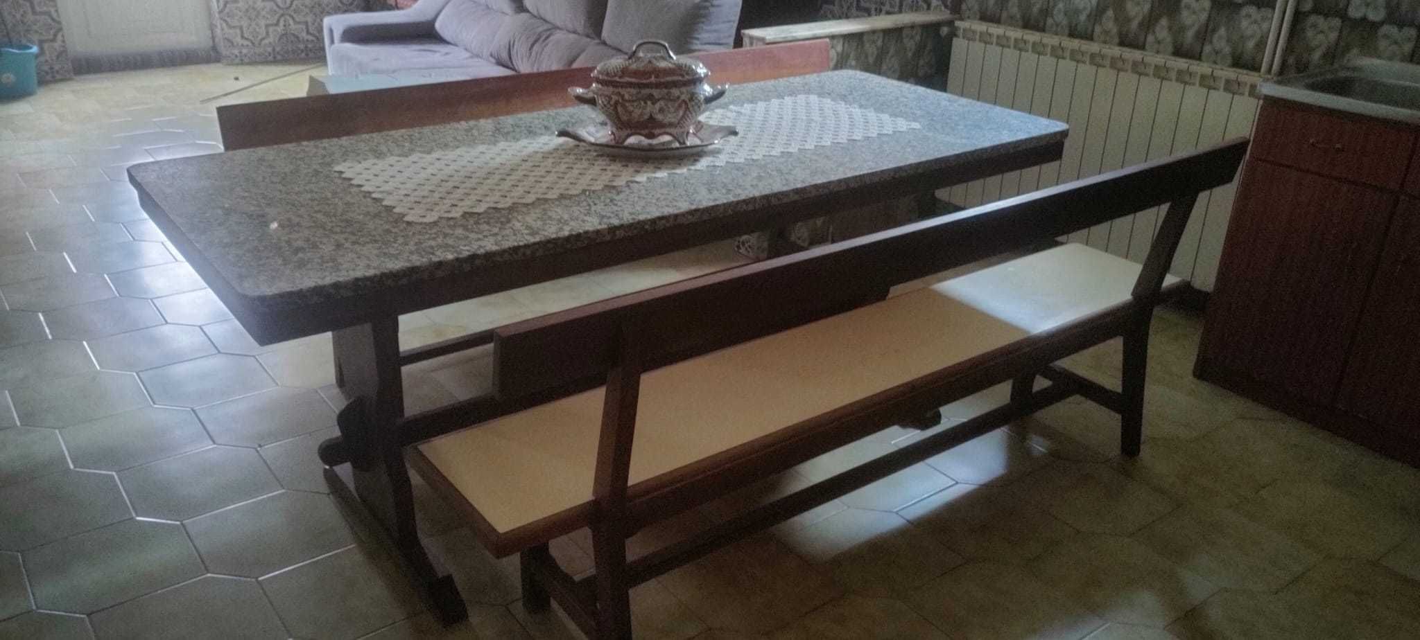 Mesa vintage com pedra mármore e dois bancos corridos