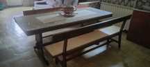 Mesa vintage com pedra mármore e dois bancos corridos