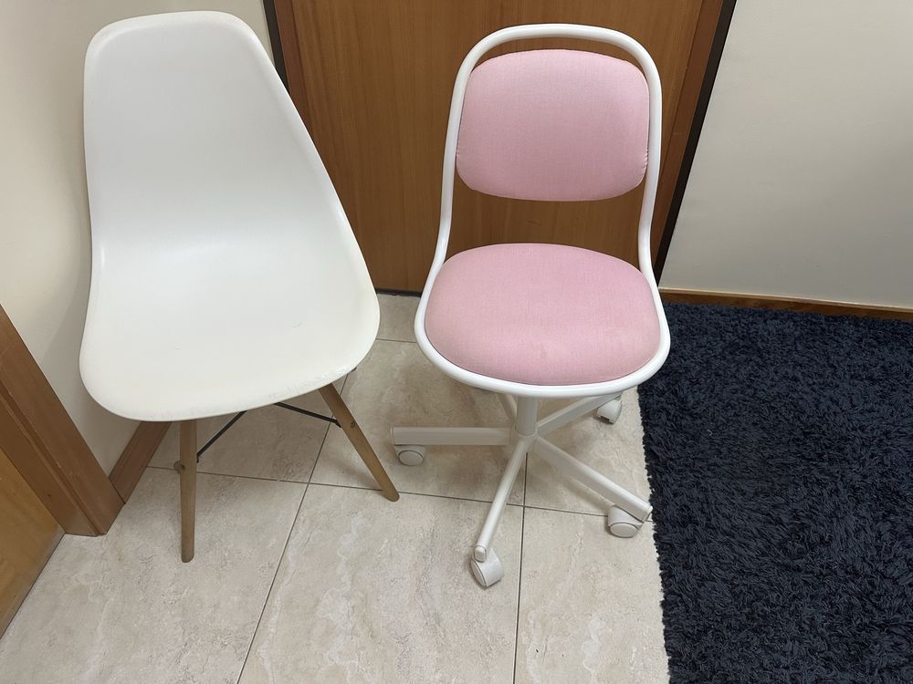 Duas cadeiras de secretaria