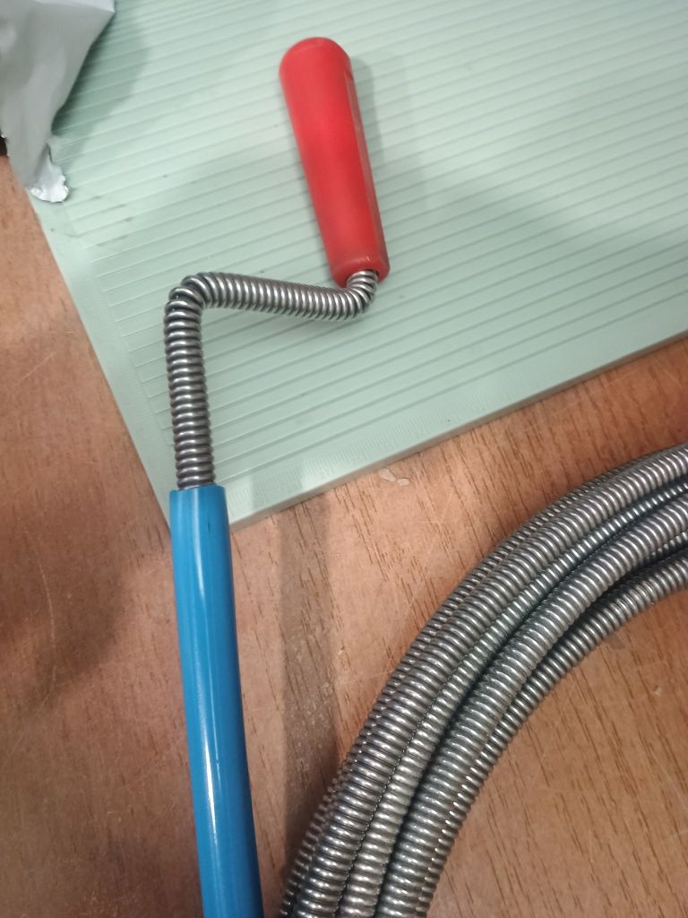 Sprężyna kanalizacyjna z korbą – przepychacz do rur, długość ok. 5 m
