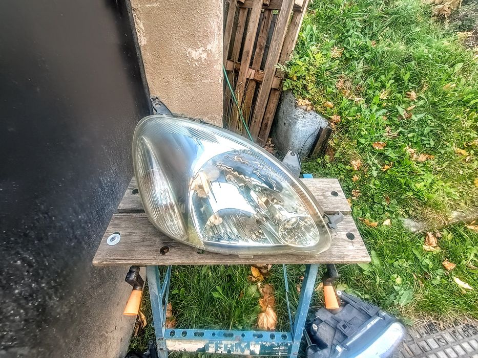 Toyota Yaris lampa przednia lewa + prawa Valeo komplet