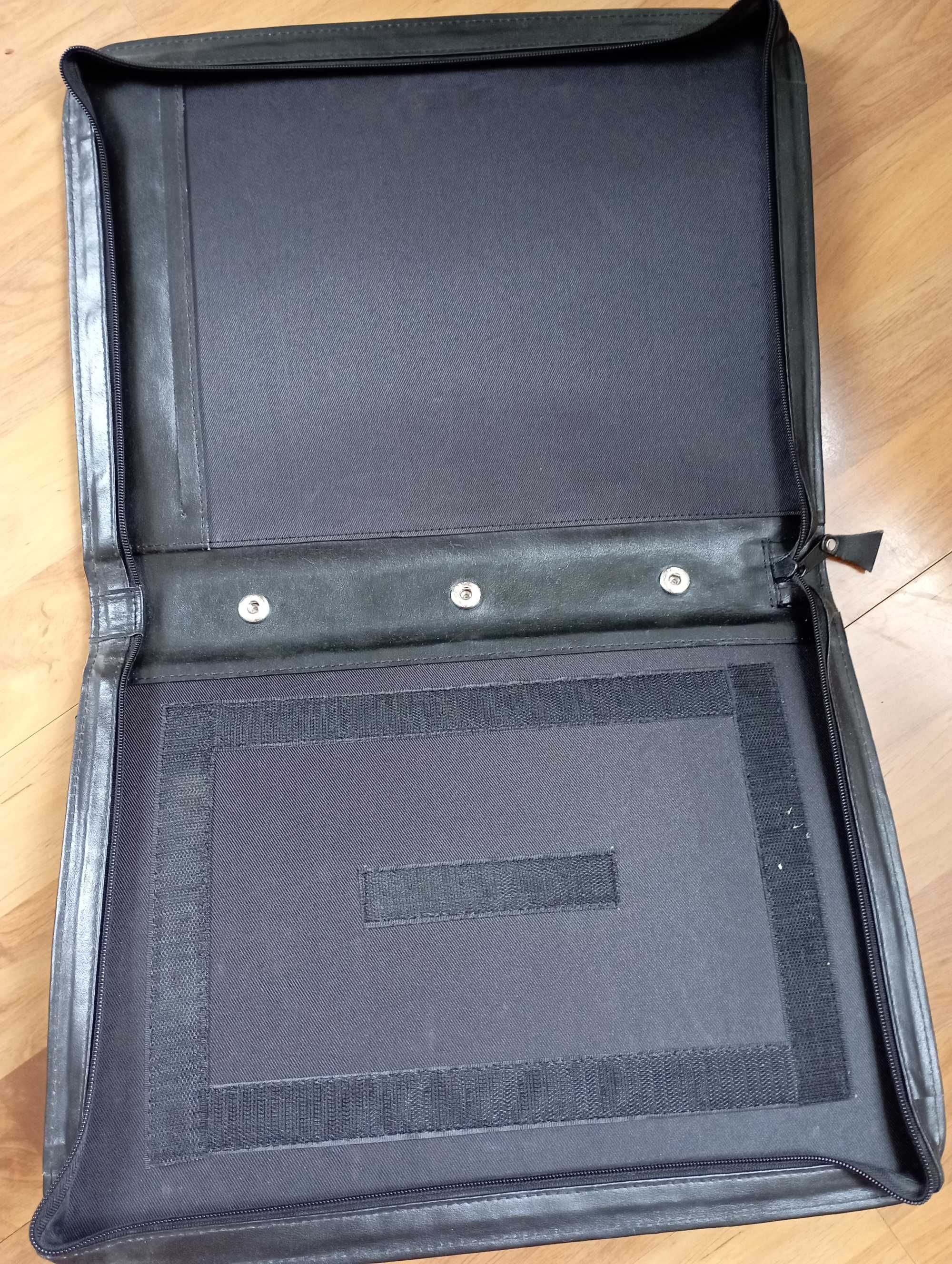 Etui na laptop bądź dokumenty