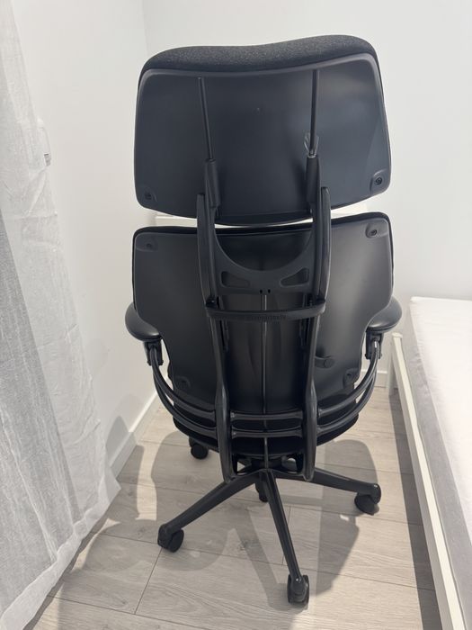 Cadeira Humanscale Freedom com Apoio de Cabeça - Assento em Gel Novo