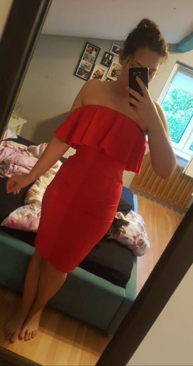 Czerwona sukienka z falbanką M