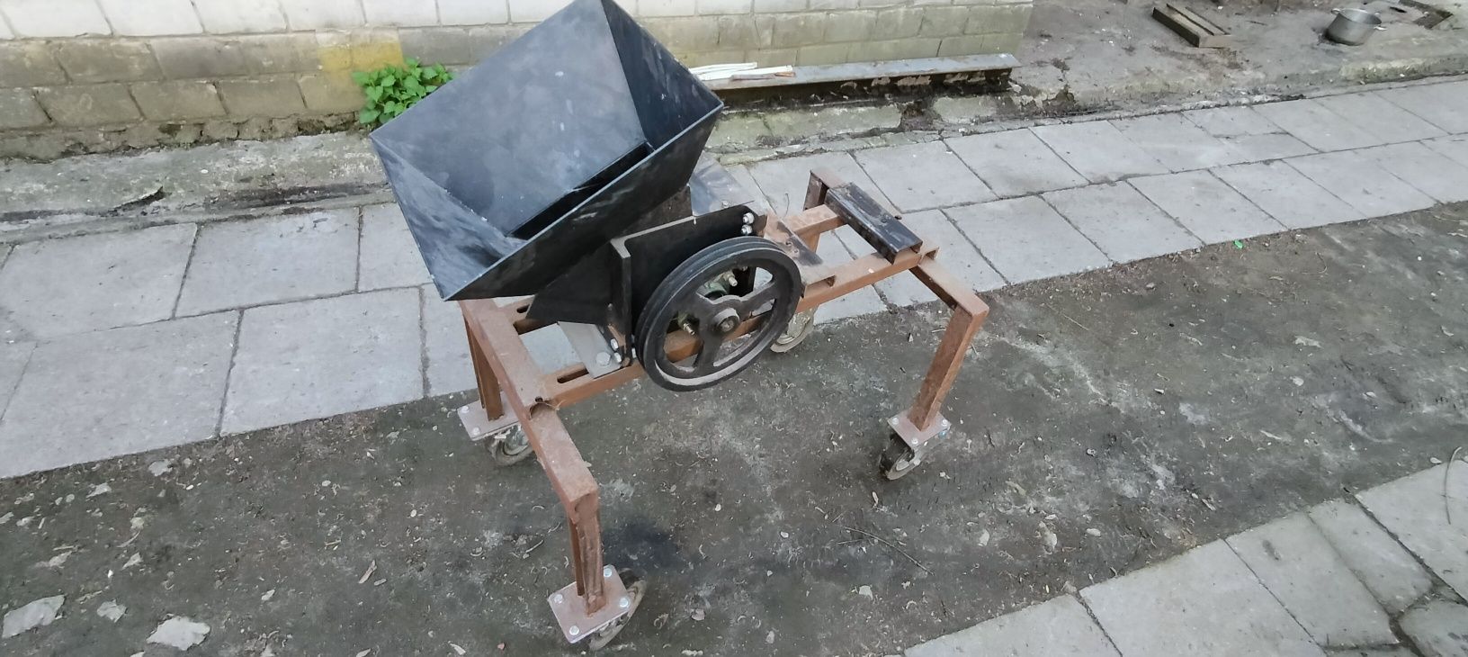 Rębak rozdrabniacz do gałęzi