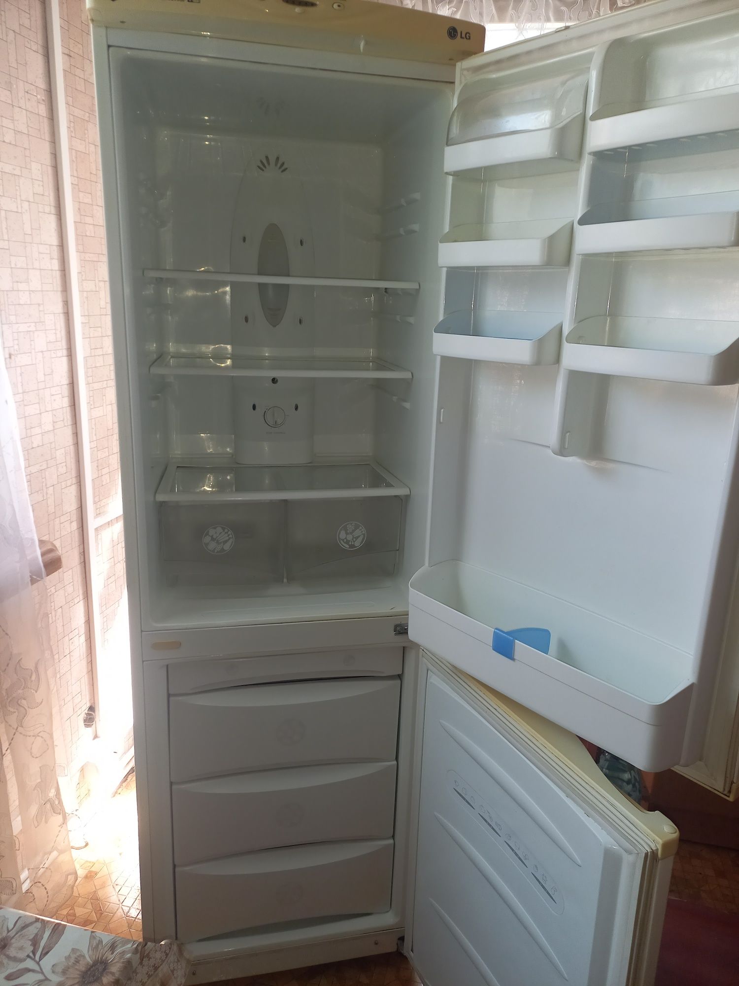Продам Холодильник LG GR-389SQF