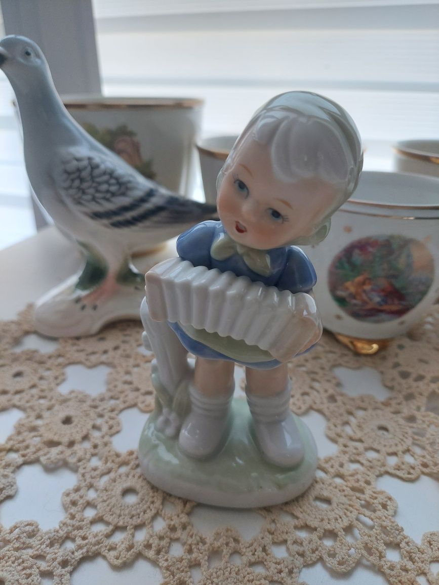 Figurka porcelana dziewczynka z harmonią