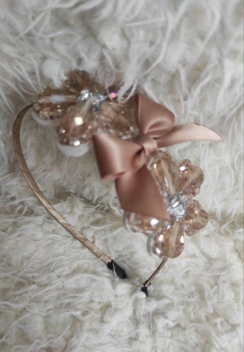 Обруч с камнями в нюдовых оттенках