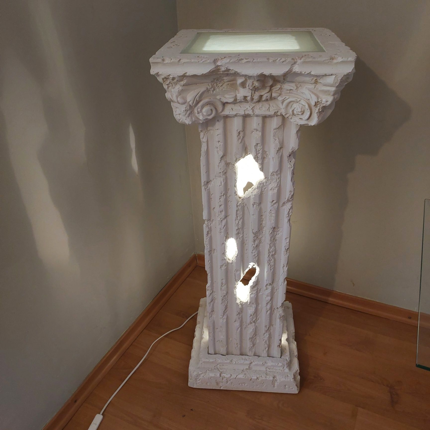 Kolumna grecka z podświetleniem