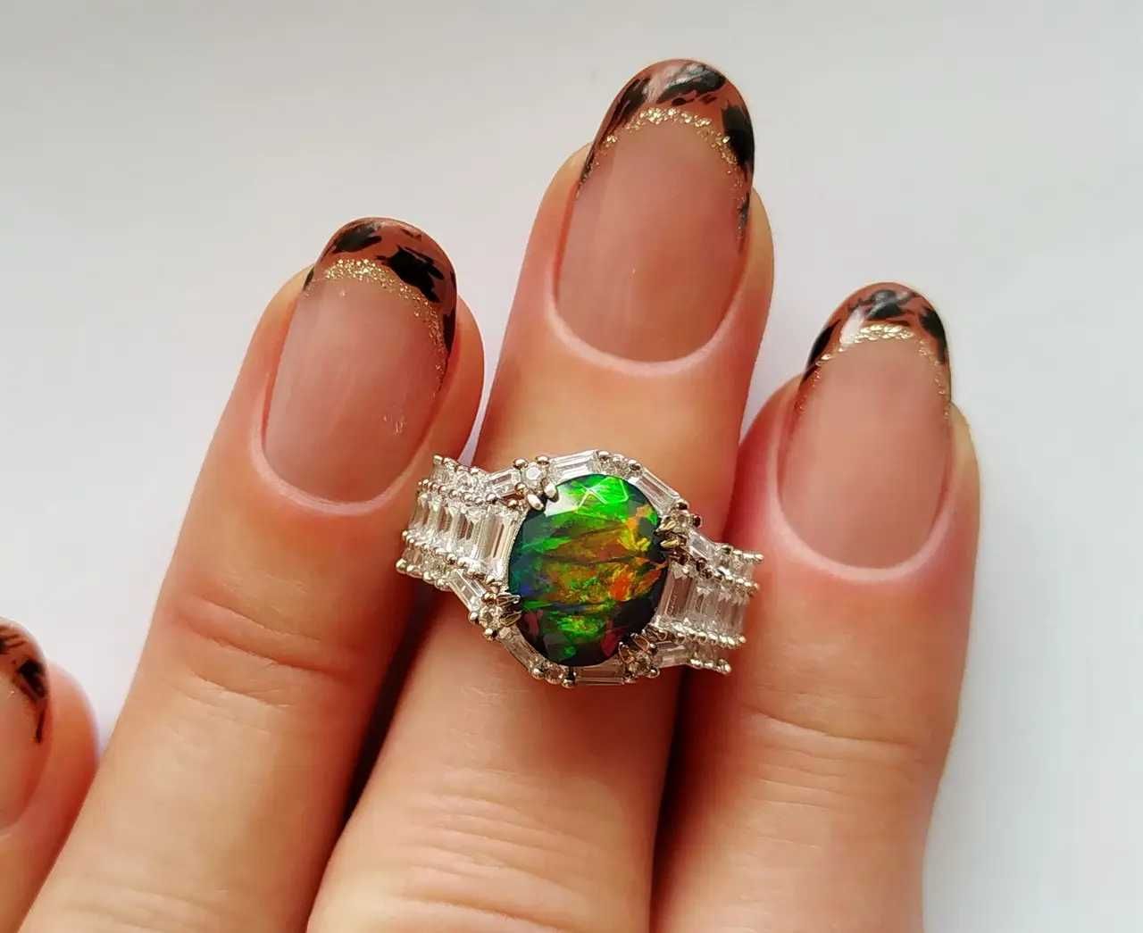 Серебряное кольцо с эфиопским черным опалом 2.24ct и белыми топазами