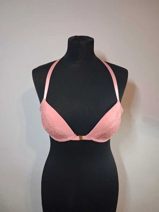 Różowy biustonosz z koronką i zapięciem z przodu