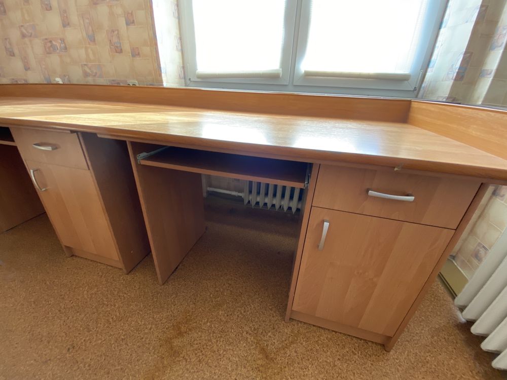Trzy biurka z długim blatem