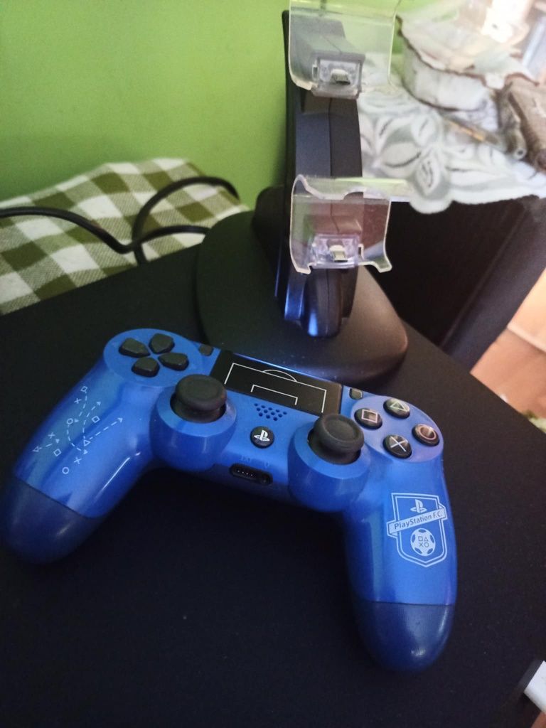 Ps4 slim + pad i stacja dokująca
