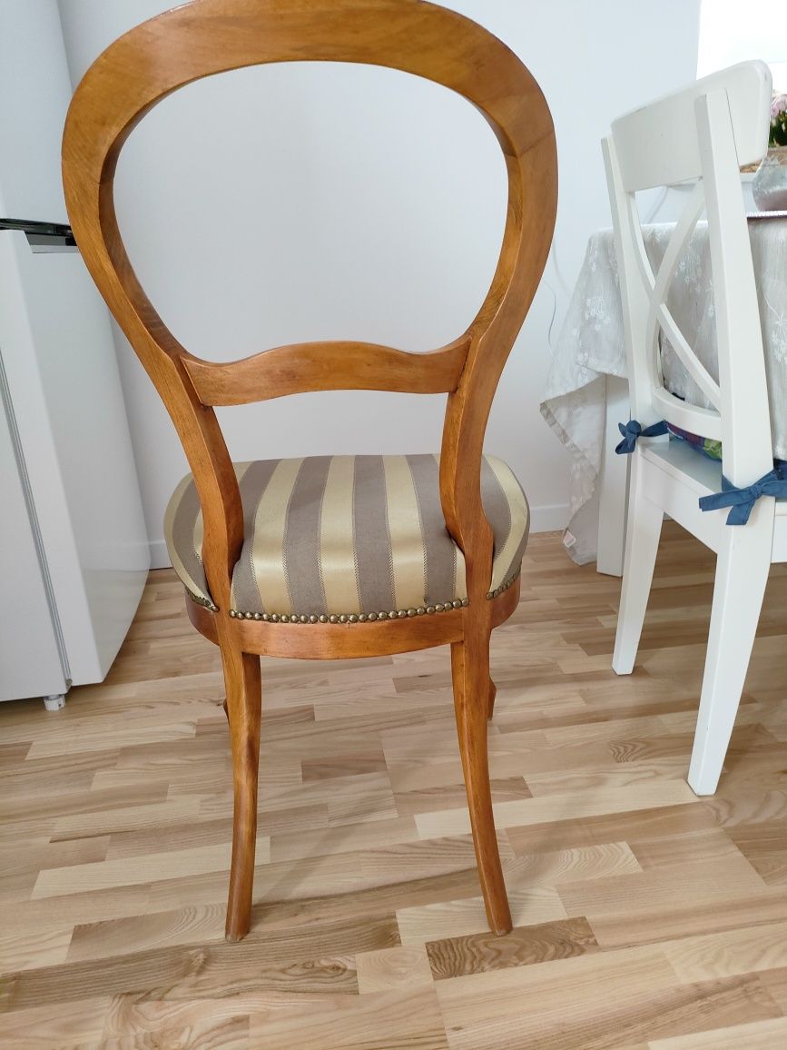 Piękne antyczne krzesła po renowacji