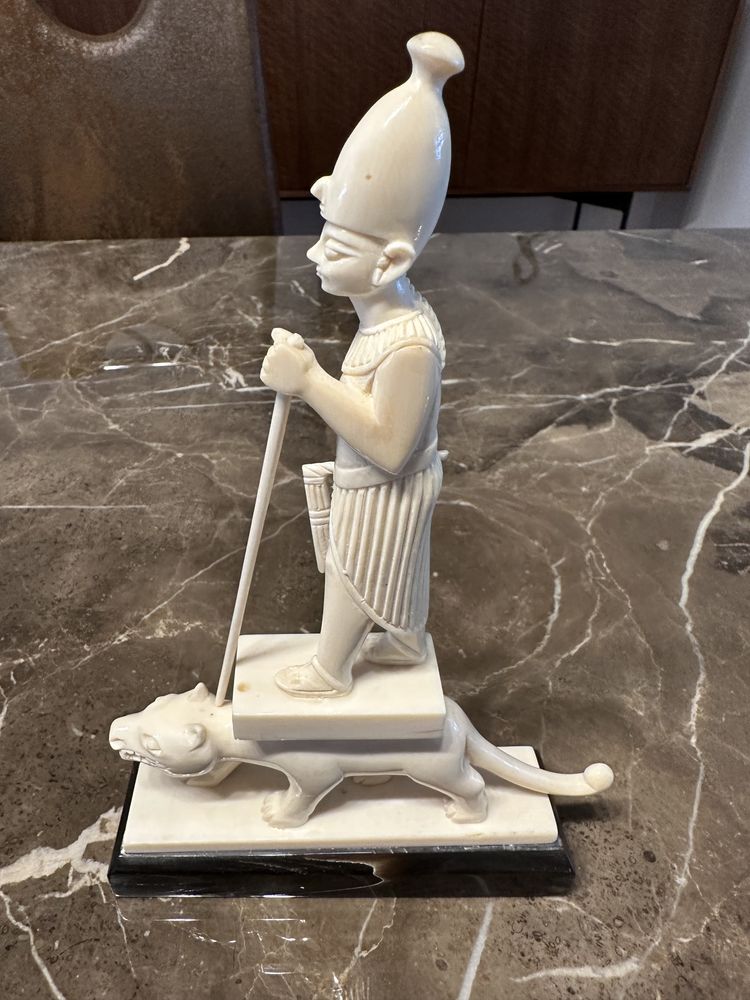 Estatua material nobre