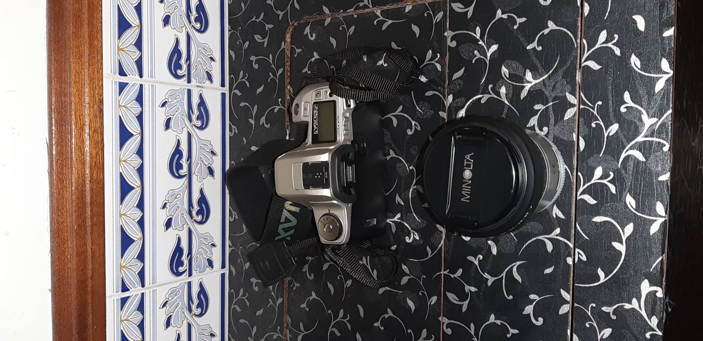 Máquina fotográfica analógica Minolta com flash e objetiva AF 28-80
