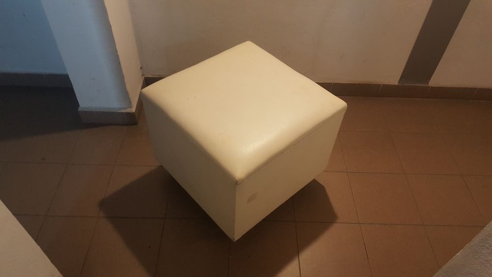 Duże białe pufy skórzane