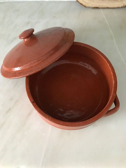 Panela de barro com tampa
