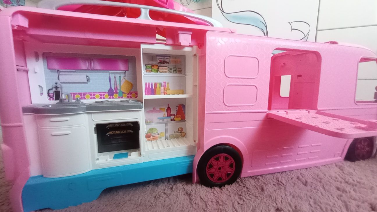 Camper Barbie z basenem