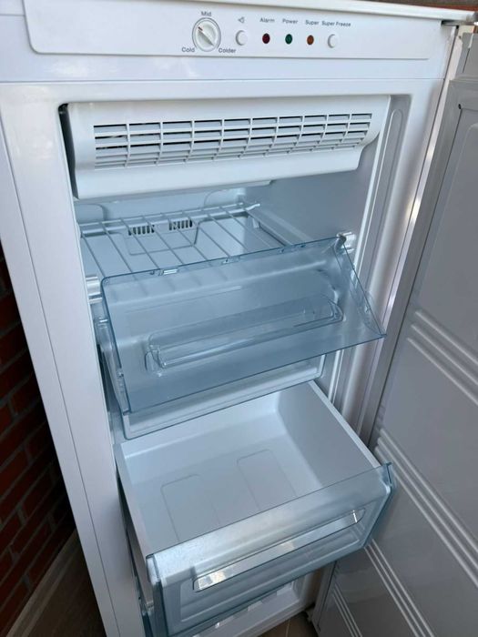 Продаю морозильну камеру (система No Frost) Hisense RS-22DC4SJA
