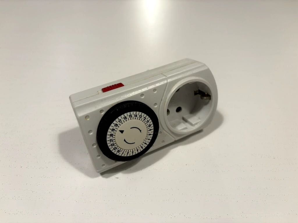 Tomada com temporizador analógico