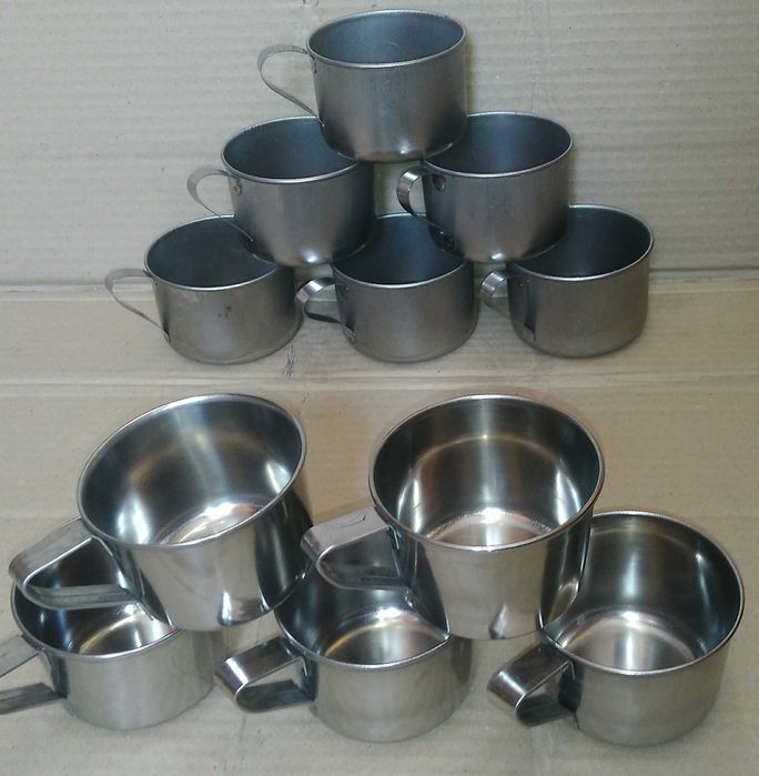Кружка, кухонные приборы: половник, ложка, вилка, нож