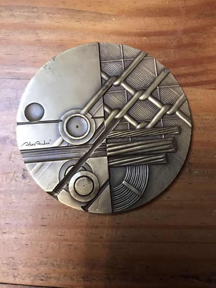 Medalha da empresa Fapricela, com 8 cm de diâmetro