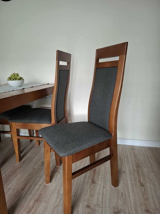 Komplet stół + 4 krzesła; rozkładana sofa