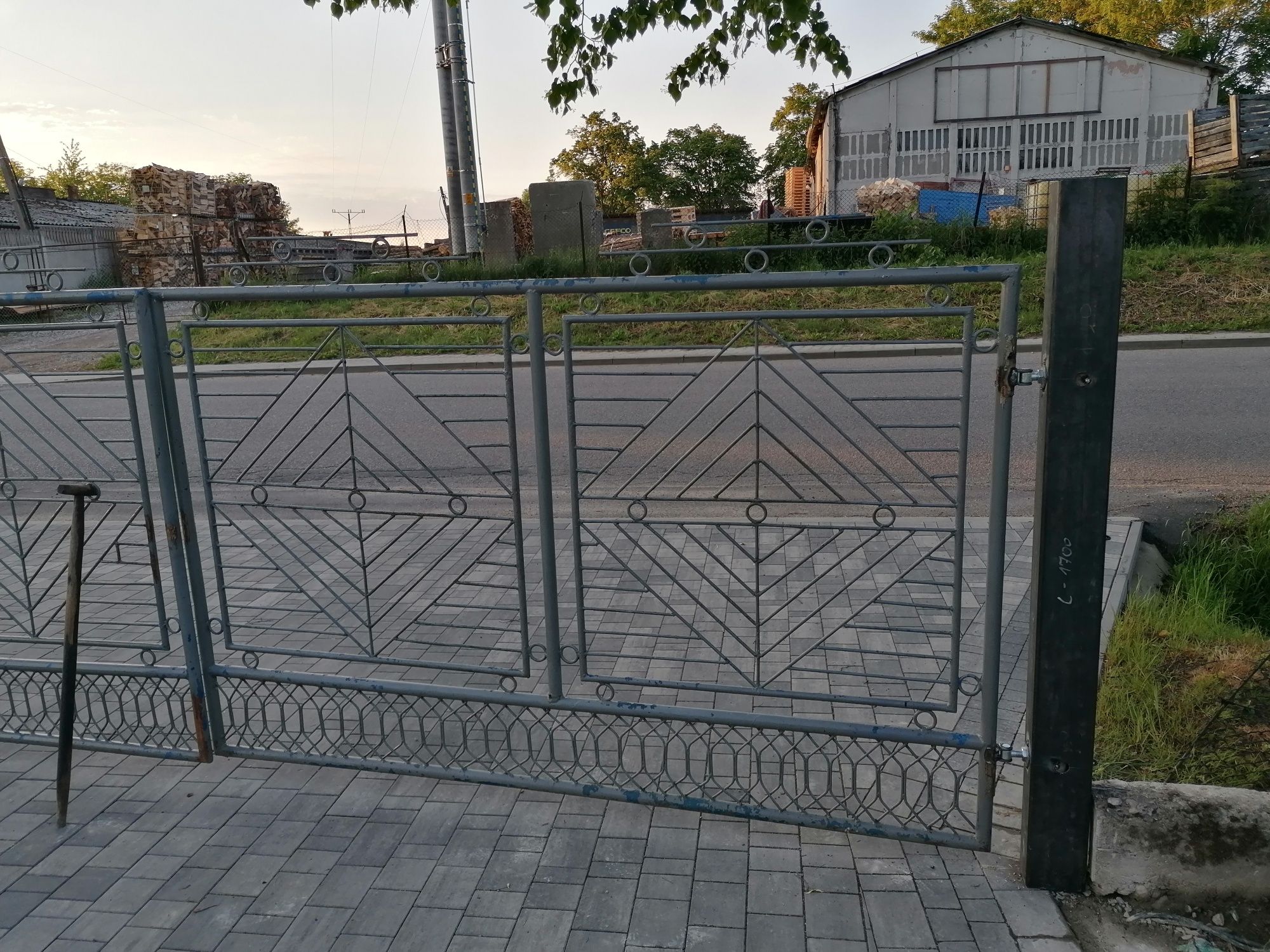 Brama wjazdowa uchylna wyśrutowana  dwu skrzydłowa + furtka