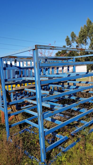 Prateleiras para placas em bom estado